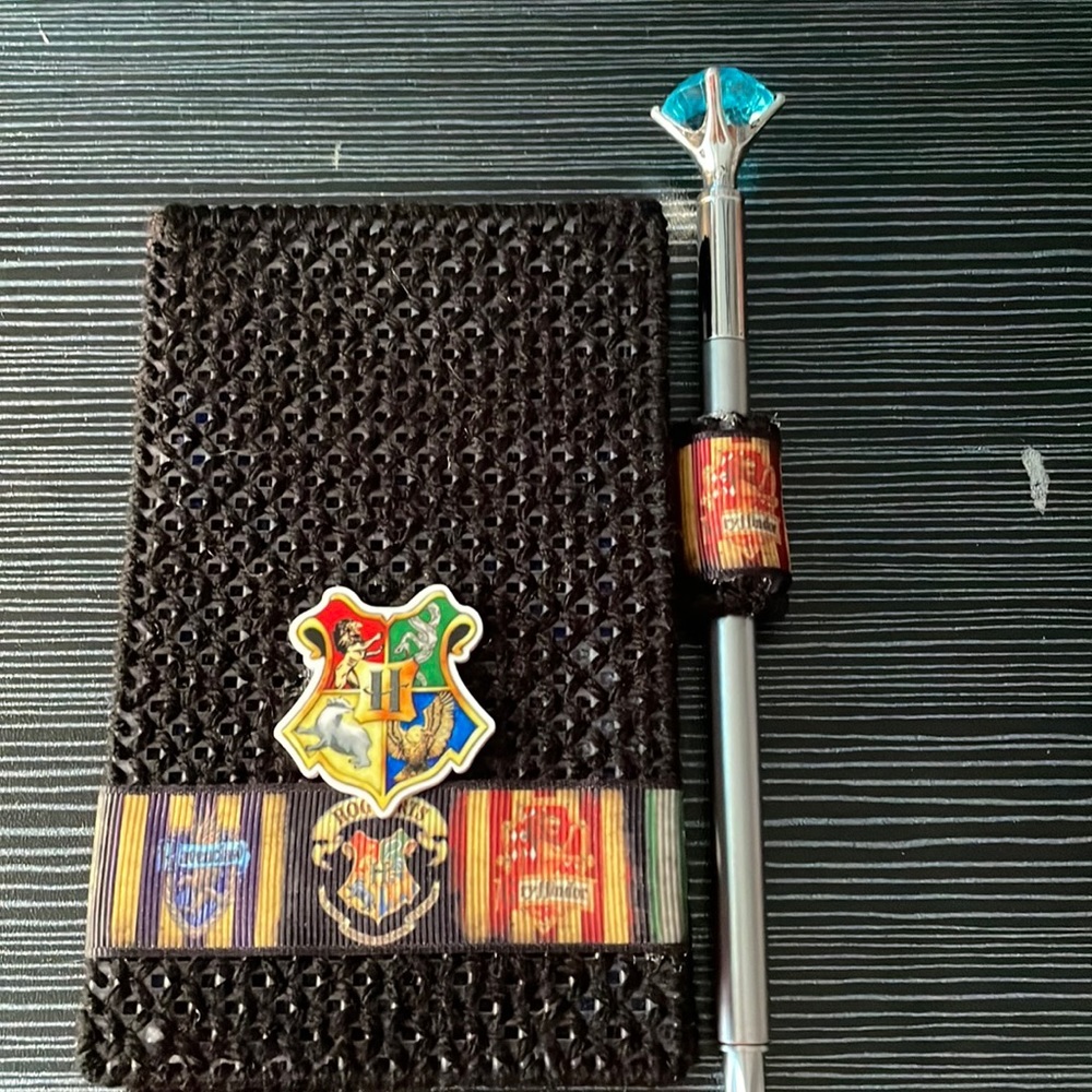 Harry Potter themed note pad case with pad and pen. Super cute gift 🎁